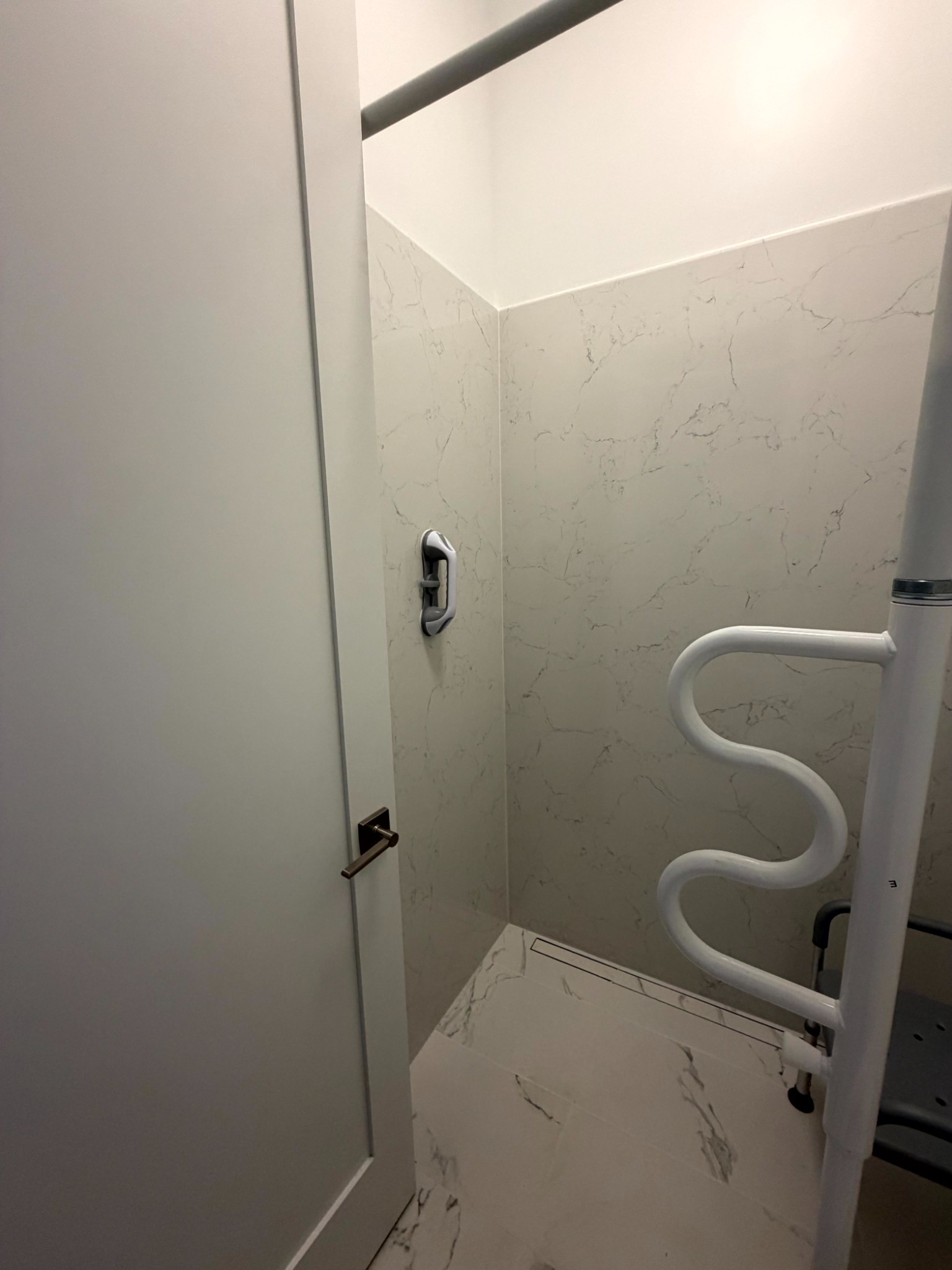 Curbless shower floor and linear drain
